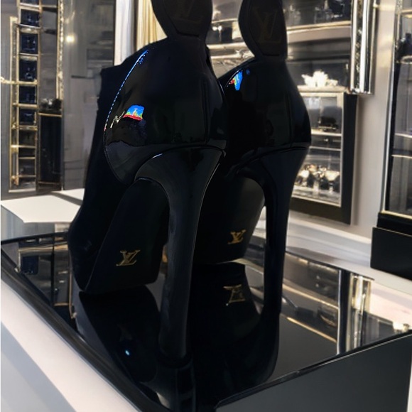 Louis Vuitton open toe booties. Beautiful condition LVlogo on back with monogram - Picture 3 of 4